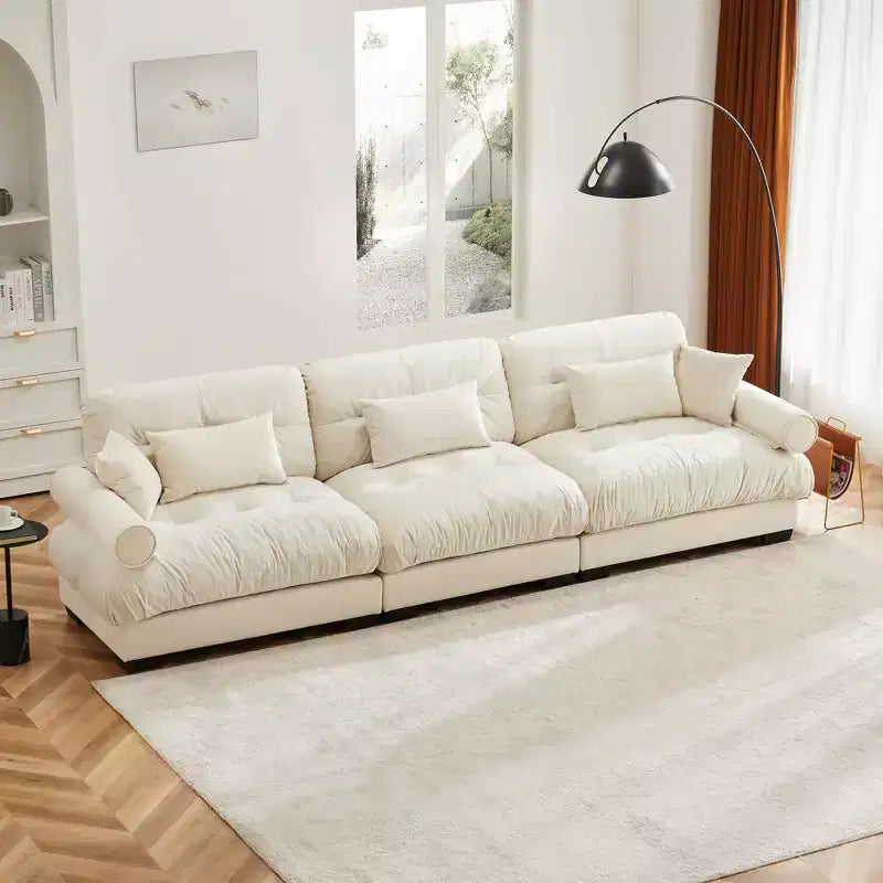 Grand canapé 3 places moderne en velours, assise et dossier confortables comme un nuage avec coussins lombaires et coussins décoratifs crème