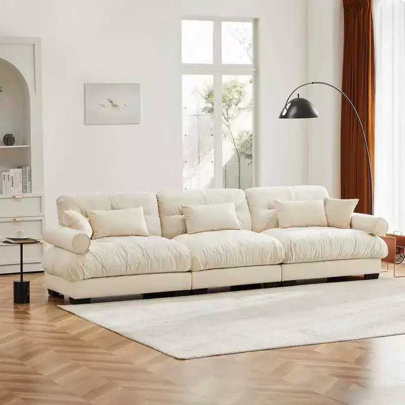 Grand canapé 3 places moderne en velours, assise et dossier confortables comme un nuage avec coussins lombaires et coussins décoratifs crème