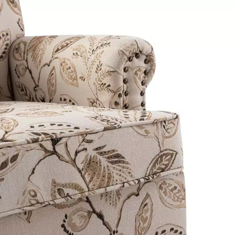 Fauteuil rembourré en bois avec motif floral, accoudoirs à panneaux et dossier en forme de bosse de chameau.